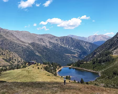 051 Estany de les Truites et le Refugi de Coma Pedrosa à gauche (2276 m).