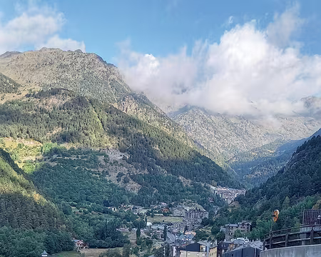 056 Sam. 30 juil. 22. Arinsal 1490 m, en Andorre. Important centre touristique grâce à sa station de ski intégrée au domaine de Vallnord.