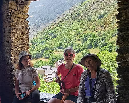 073 Régine, Isabelle, et Bernadette.