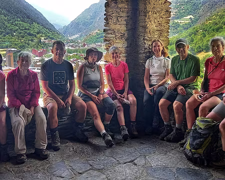074 Le groupe au frais sous le porche de l'Eglise Sant Romà de les Bons, en arrivant au dessus d'Encamp.