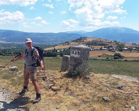 122 Jeu de frontière : Fred a le pied gauche en France et le pied droit en Espagne .