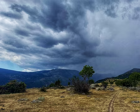140 Fuir! L'orage est sur le Carlit.