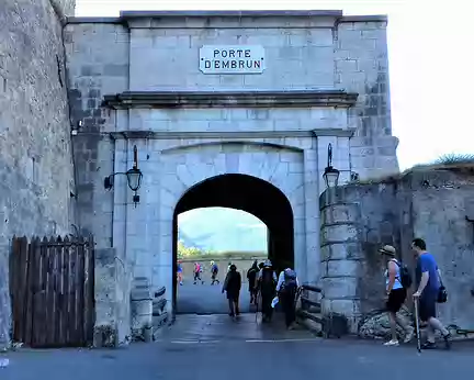 043 Enfin, la troisième porte, ou Porte d’Embrun (1283 m), permet l’entrée dans la vieille ville