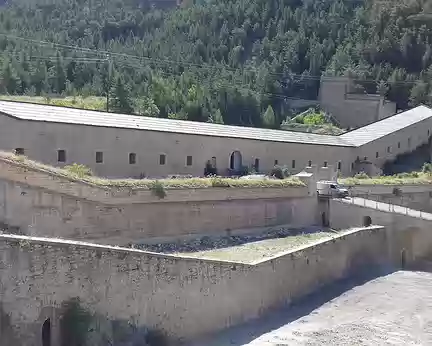 062 La Communication Y, bâtiment militaire bastionné construit de 1724 à 1734 au sud-est de la ville de Briançon, est un passage couvert, long de 150 mètres, entre...