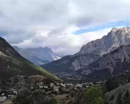 100 Jour 4- Depuis la route de l’Argentière (altitude 1100 m), vue sur le Mont Pelvoux et le village des Vigneaux