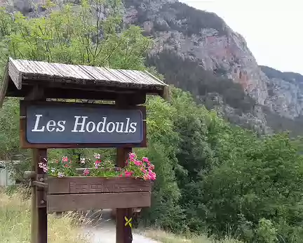 113 Le hameau des Hodouls (1333 m) domine Les Ribes