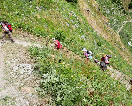 20220728-14h36m22s-P1130227-V3 Dans les lacets pour monter à la cabane de Louvie.