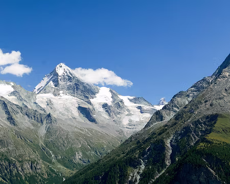 20220731-15h03m33s-P1130590-V3 La Dent Blanche (4357m) et tout au bout le Cervin (4478m).