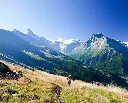 20220801-09h10m29s-p1130617_52355513681_o-V3 Il faut se retourner pour profiter d'un panorama splendide sur les Val d'Hérens et d'Arolla.