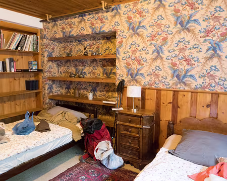 20220801-16h01m00s-XLA02402-V3 Le papier peint rétro de la chambre des femmes