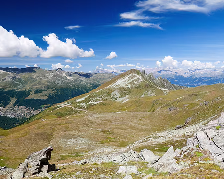 20220802-11h59m40s-P1130710-V3 Vue sur le Val d'Anniviers avec au loin le sommet des Diablerets (3216m) et le Wildhorn (3250m).