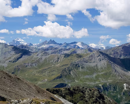20220802-12h16m02s-P1130717-V3 Vue sur le Combin de Grafeneire (4313m), les Aiguilles Rouges d'Arolla (3646m), la Pointe de la Vouasson (3490m) et le Mont Blanc à 72km du Col de la Forcletta...
