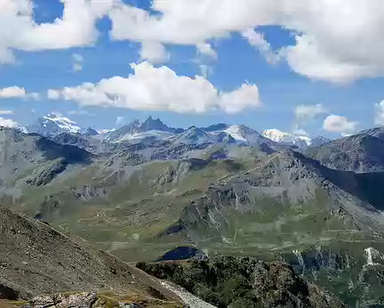 20220802-12h16m02s-P1130717-V3 Vue sur le Combin de Grafeneire (4313m), les Aiguilles Rouges d'Arolla (3646m), la Pointe de la Vouasson (3490m) et le Mont Blanc à 72km du Col de la Forcletta...