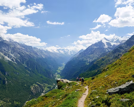 20220803-14h54m28s-p1130801_52360678888_o-V3 Vue sur le Mattertal et ses glaciers.