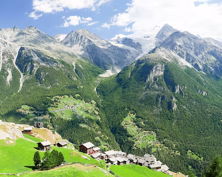 20220803-15h47m09s-p1130805_52360757454_o-V3 Vue sur le hameau perché de Jungu avec au loin le Riedgletcsher dominé par le Nadelhorn (4327m).