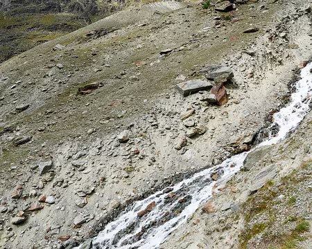 20220804-16h34m36s-P1140006-V3 L'ancien passage de l'Europaweg dans le torrent sous l'Hobärggletscher.