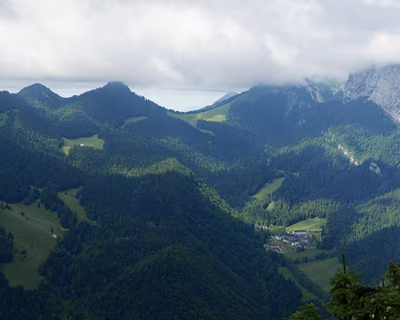 P1120584 Vue sur le Monastère de la Grande Chartreuse et vers le Col de la Ruchère (1418m) au fond.