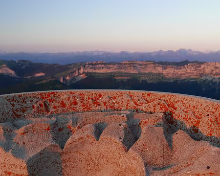 P1120667 Coucher de soleil sur la demi table d'orientation du Grand Som.