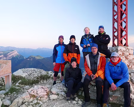 P1120675 Photo de groupe (-Benoît) au sommet du Grand Som : Baptiste, Renaud, Solène, Jean, Caroline, Sylvain et Louis.
