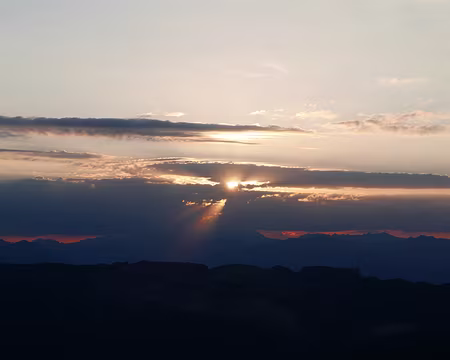 P1120714 Lever de soleil rayonnant à travers les nuages depuis le Grand Som.