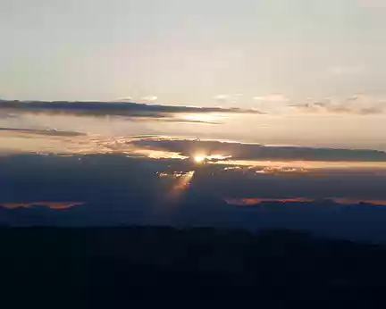 P1120714 Lever de soleil rayonnant à travers les nuages depuis le Grand Som.