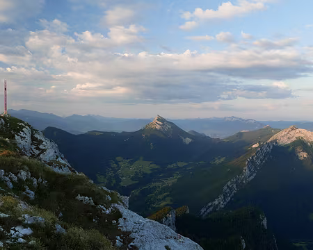 P1120729 Vue vers les massifs du Taillefer, du Dévoluy et du Vercors depuis le proche Grand Som avec sa croix.