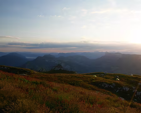 P1120731 Vue sur les tentes, le lac du Bourget et le Mont Granier au lever du soleil.