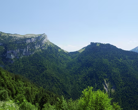 P1120762 Vue sur le Dent de Crolles, le Col des Ayes, le Roc d'Arguille et Chamechaude.