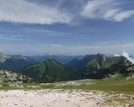 P1120795 Vue sur le Nord du massif de la Chartreuse depuis la Dent de Crolles.