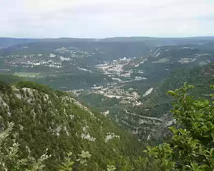 DSC09745 Vue sur Saint-Claude depuis le belvédère de la Roche Blanche