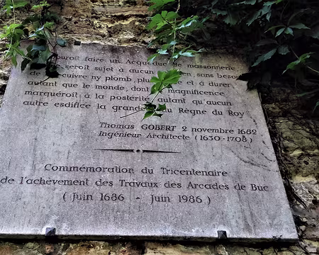 022 Plaque commémorative du tricentenaire de cet aqueduc. Composé de dix-neuf arcades (longueur 580 m, hauteur 24 m), cet ouvrage a été classé Monument historique...