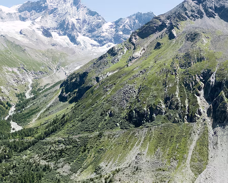 20220702-11h59m46s-XLA01963-V3 En bas, la cabane du petit mountet