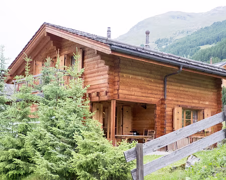 20220703-20h39m23s-XLA02097-V3 Chaque chalet posséde son style propre