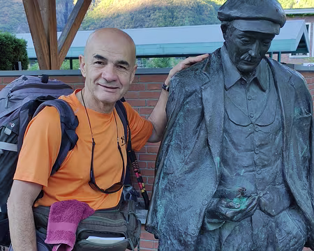 IMG_20220820_080224 Je console l'homme arrivé à la gare et attendant sa bien aimée, montre à gousset à la main et valise par terre (valise à la quelle le photographe n'a pas porté...