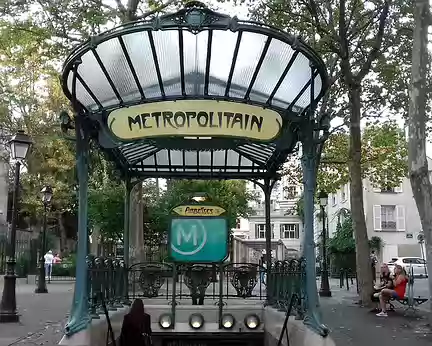 001 Départ de la place des Abbesses pour une randonnée sur la butte Montmartre. La station de métro, de style Art Nouveau, est l’œuvre d’Hector Guimard (1900)
