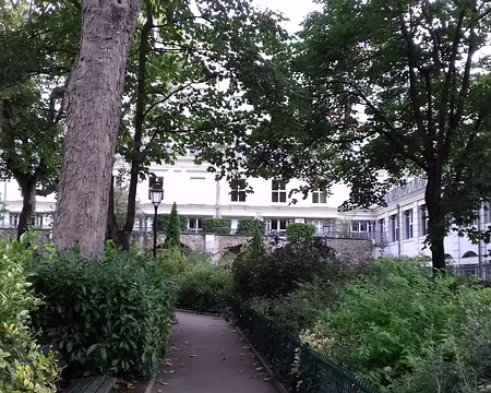 002 Sur la place des Abbesses, le square Jehan-Rictus, du nom du poète montmartrois, ami de Gauguin. Ce square se situe à l’emplacement de l’ancienne mairie du...