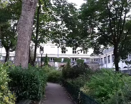 002 Sur la place des Abbesses, le square Jehan-Rictus, du nom du poète montmartrois, ami de Gauguin. Ce square se situe à l’emplacement de l’ancienne mairie du...