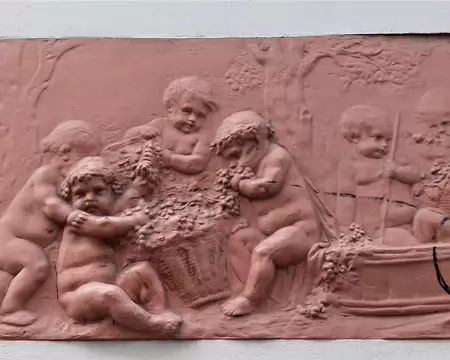013 Bas-relief en terre cuite