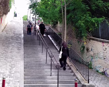 015 Les escaliers de Montmartre, rue du Calvaire, conduisent à la place du Tertre