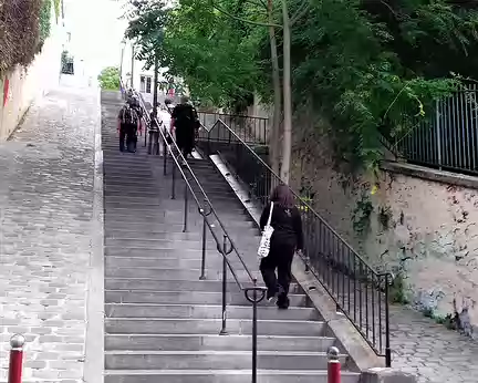 015 Les escaliers de Montmartre, rue du Calvaire, conduisent à la place du Tertre