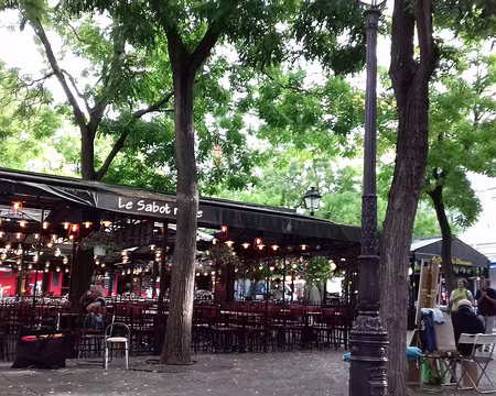 019 La place du Tertre, déserte ce matin