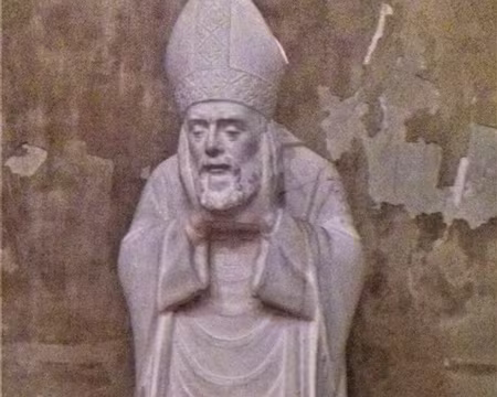 023 Dans l’église, la statue de saint Denis, premier évêque de Paris (IIIème siècle)