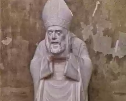 023 Dans l’église, la statue de saint Denis, premier évêque de Paris (IIIème siècle)
