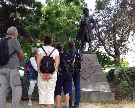 024 Dans le square Nadar, la statue du Chevalier de La Barre, …