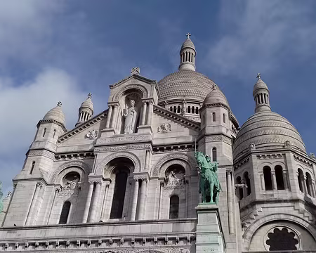027 Les coupoles du Sacré Cœur, de style romano-byzantin. Les deux statues équestres en bronze représentent saint Louis et Jeanne d’Arc