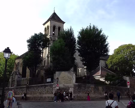 031 Le clocher roman (XIIème siècle) de l’église Saint-Pierre