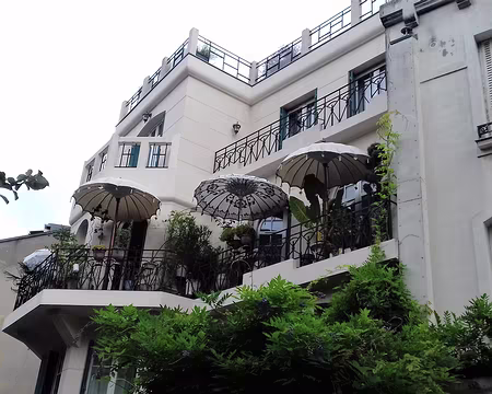 038 Elégants parasols. L’avenue Junot a été créée en 1910 dans l’ancien terrain vague appelé «le maquis de Montmartre»