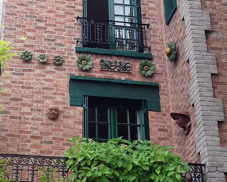 042 Au fond de l’impasse, belle maison ornée de céramiques