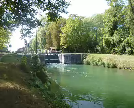 P1150641 La canal du Loing long de 45 km et terminé en 1724, permettait d'assurer avec les canaux d'Orléans et de Briare, la jonction entre la Loire et la Seine.