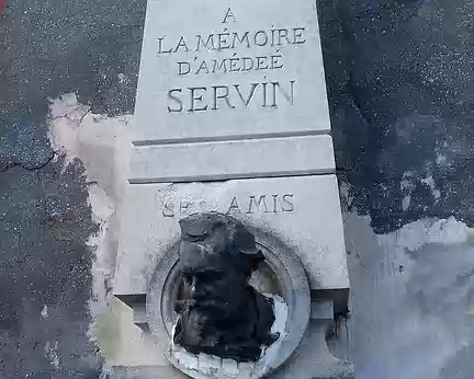 017 Monument à la mémoire d’Amédée Servin (1822-1884) dans la rue de Paris. Cet artiste peintre, graveur, et sculpteur s’est installé à Villiers en 1857